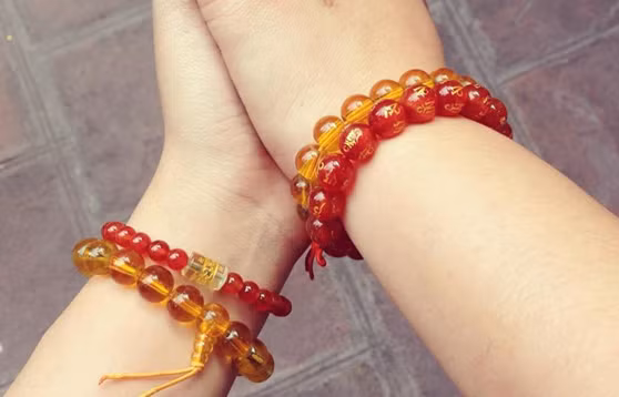 Vong da phong thuy deo tay phai hay trai de may man, tranh hoa?