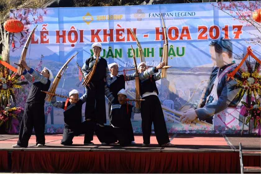 Mach nuoc du xuan Fansipan Legend mua le hoi