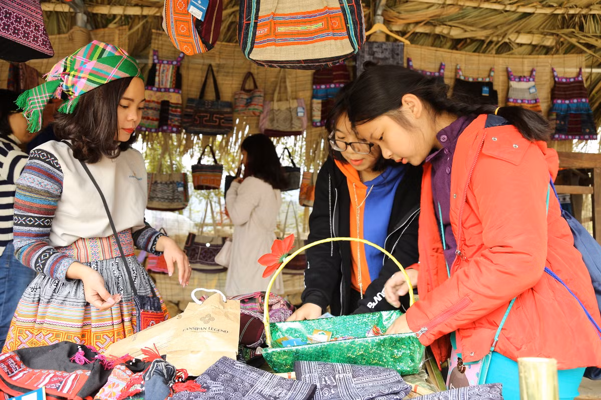 Du khach do xo tham du Le hoi khen, hoa tai Fansipan Legend-Hinh-4