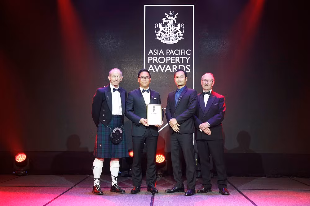 FLC lap cu “hat-trick” giai thuong quoc te