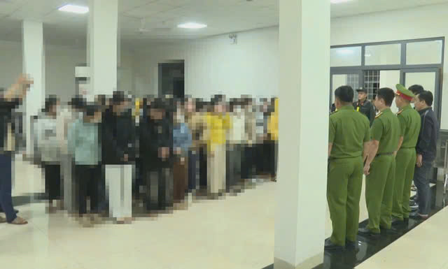 Bắt nhóm đối tượng lừa đảo, chiếm đoạt hàng ngàn tỷ đồng trên mạng Bat nhom doi tuong lua dao, chiem doat hang ngan ty dong tren mang