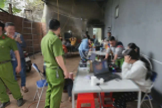 Bắt nhóm đối tượng lừa đảo, chiếm đoạt hàng ngàn tỷ đồng trên mạng - Hình 2 Bat nhom doi tuong lua dao, chiem doat hang ngan ty dong tren mang-Hinh-2