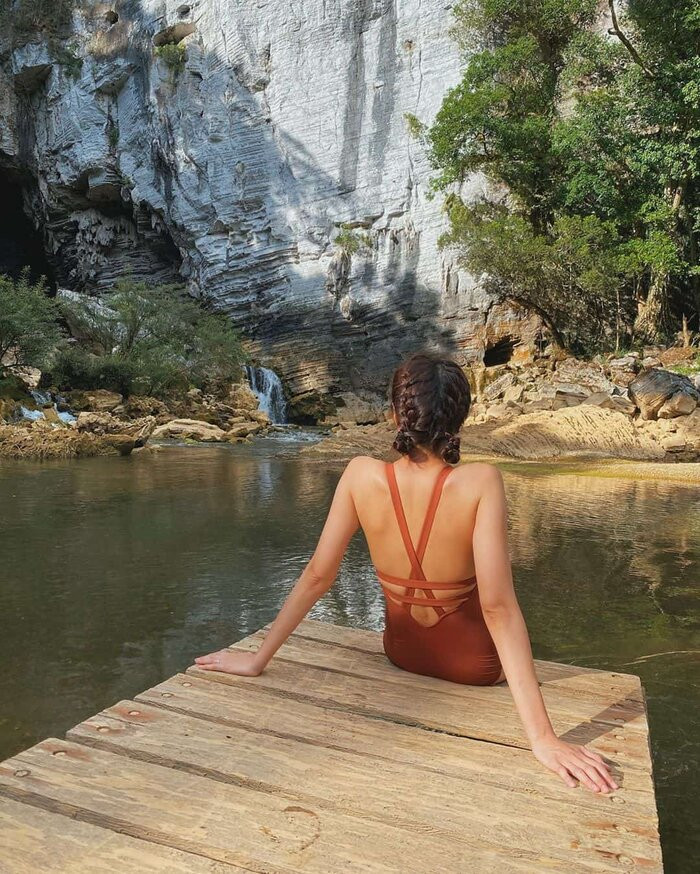 Nói về áo tắm cắt lưng, Tăng Thanh Hà cũng sở hữu một sáng tạo như thế trong tủ đồ.