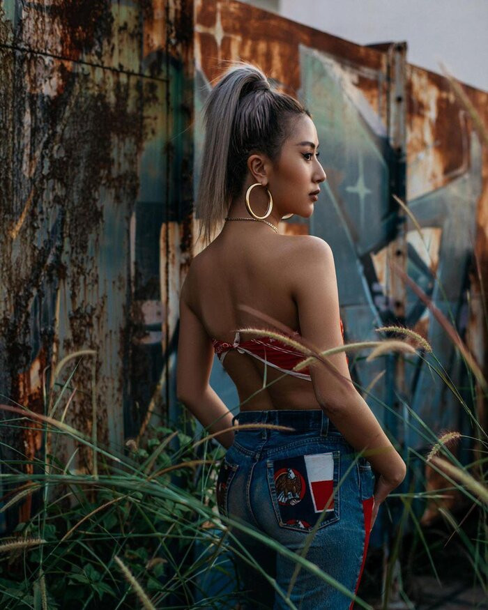 Người chị em một thời Quỳnh Anh Shyn cũng không thể bỏ qua kiểu mốt khoe lưng trần. Người đẹp Hà Thành nâng tầm phong cách với chiếc áo cột dây phía sau không thể nhỏ hơn.