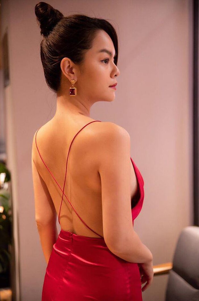 Cùng chất liệu lụa mát mẻ nhưng cách cắt cúp đan chéo dây, lại khiến mẫu đầm thêm phần sang trọng.