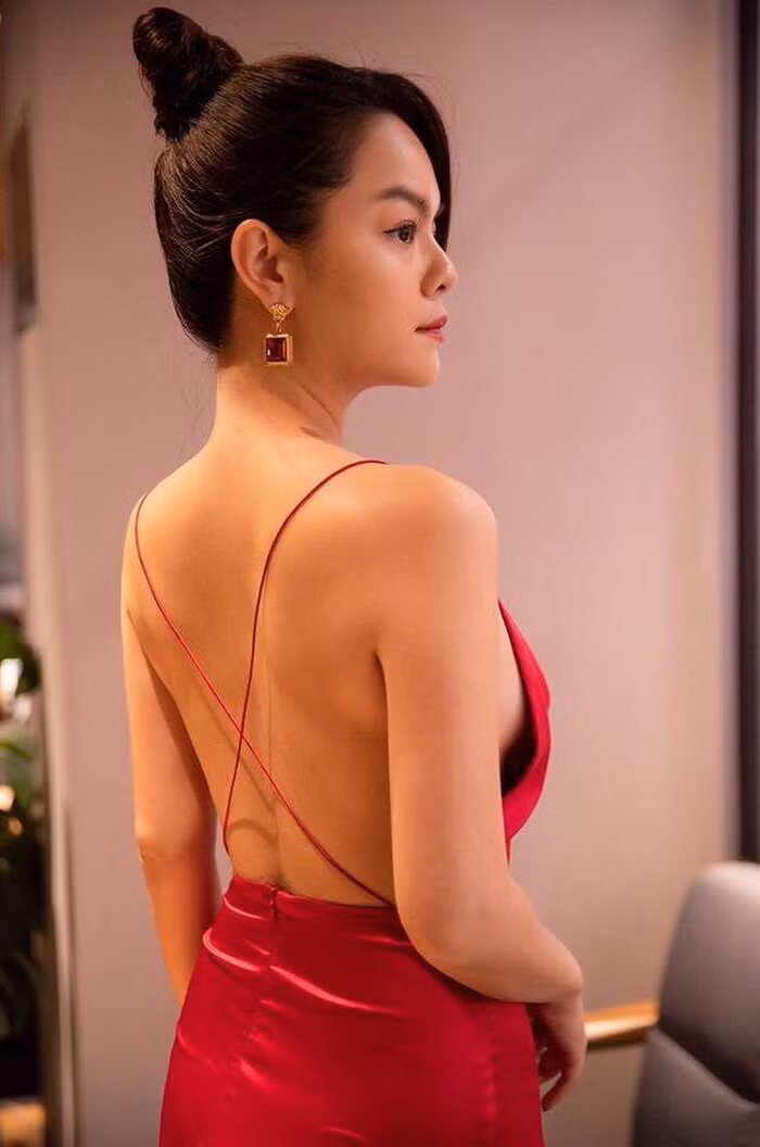 Cùng chất liệu lụa mát mẻ nhưng cách cắt cúp đan chéo dây, lại khiến mẫu đầm thêm phần sang trọng.