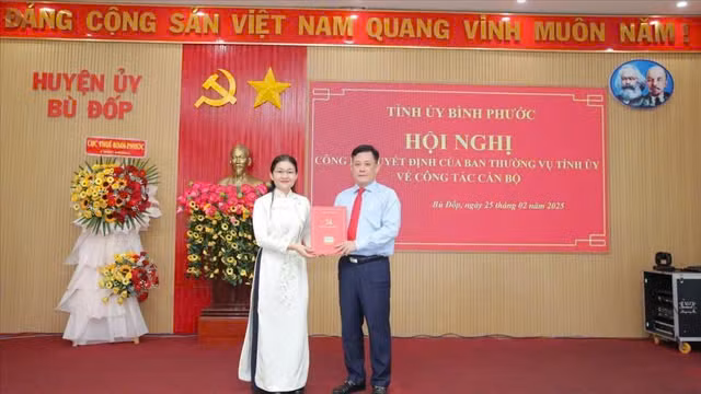 Điều động Chánh Văn phòng Tỉnh ủy Bình Phước làm Bí thư huyện Dieu dong Chanh Van phong Tinh uy Binh Phuoc lam Bi thu huyen