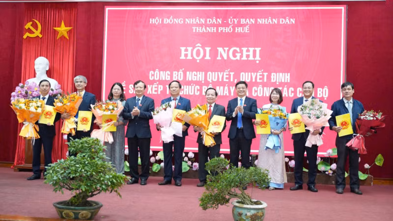 Thanh pho Hue co them Pho Chu tich UBND, giam 6 so nganh-Hinh-2