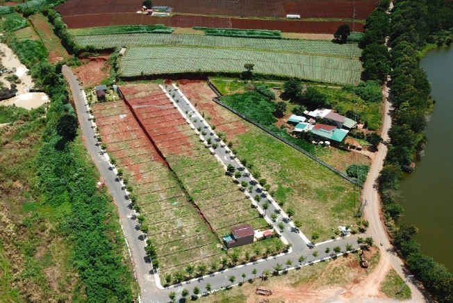 Theo Báo Người lao động, khu đất "dự án" nằm giữa hồ Bồng Lai (bên trái) và sông Đa Nhim (bên phải). Thông tin đăng tải rằng vị trí đất chỉ cách sân bay Liên Khương trong vòng 5-6 phút, đến hồ Xuân Hương khoảng 20 phút đi xe. (Ảnh: Người lao động).