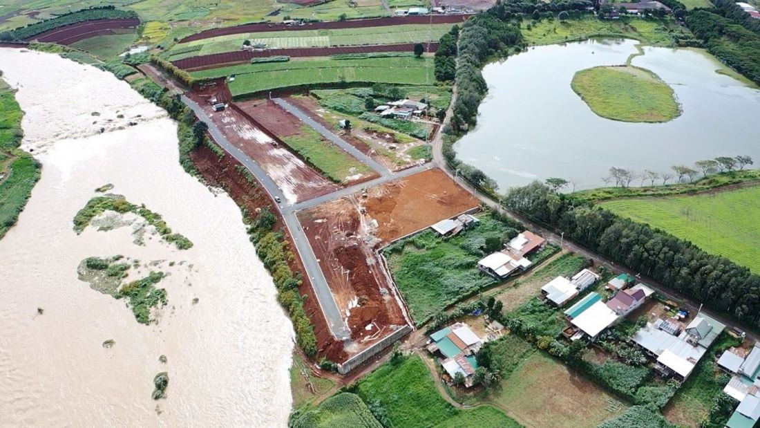 Thực chất, nơi này cách sân bay Liên Khương gần 10 km và hồ Xuân Hương khoảng 40 km, không thể đến những địa điểm trên theo thời gian như lời quảng cáo. (Ảnh: Thương Trường).