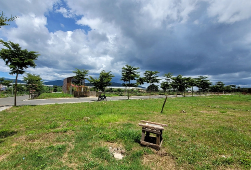 "Dự án" được chia làm 4 khu A, B , C, D với 80 thửa đất. Tại một số trang mạng xã hội mua bán bất động sản, hình ảnh khu đất dự án còn được "vẽ" thêm cầu Vàng nổi tiếng của Đà Nẵng vào phía giáp sông Đa Nhim. (Ảnh: Người lao động).