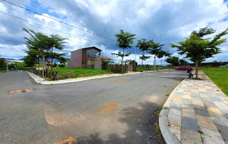 Toàn bộ khu đất "dự án" đã hoàn tất san gạt, làm đường và vỉa hè. (Ảnh: Người lao động).