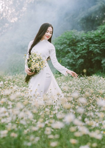 Tà áo trắng vẫn là lựa chọn ưa thích của các bạn nữ khi chụp ảnh với loài hoa trắng tinh khôi này.