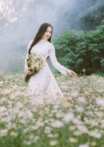 Tà áo trắng vẫn là lựa chọn ưa thích của các bạn nữ khi chụp ảnh với loài hoa trắng tinh khôi này.