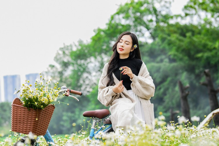 Để cho hoa nở được sớm đầu tiên khi tách mầm giống phải trồng trong vườn ươm, sau đó khoảng 4,5 tháng cây hé nụ nở thì đưa ra ngoài đất trồng, chủ nhân Thảo nguyên Hoa cho biết.