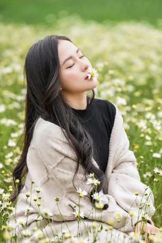 Thiếu nữ Hà thành đẹp yêu kiều bên cúc họa mi.