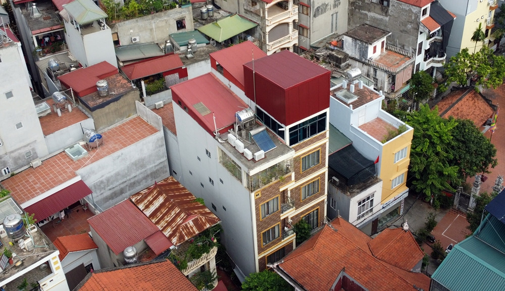 Một vài công trình khác cũng ngang nhiên cơi nới, thêm diện tích lợp mái tôn.