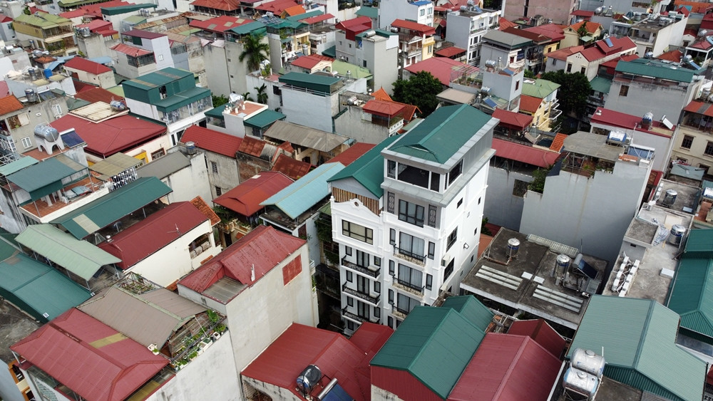 Một số công trình nhà ở tại khu vực này, đã xây cao tầng nhưng gia chủ vẫn cố lắp đặt thêm khung thép mái tôn để biến tum thành tầng để sử dụng.