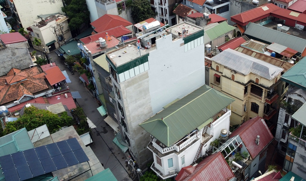 Công trình số 69 ngõ 175 Lạc Long Quân cao nổi bật hoàn toàn so với những ngôi nhà khác.