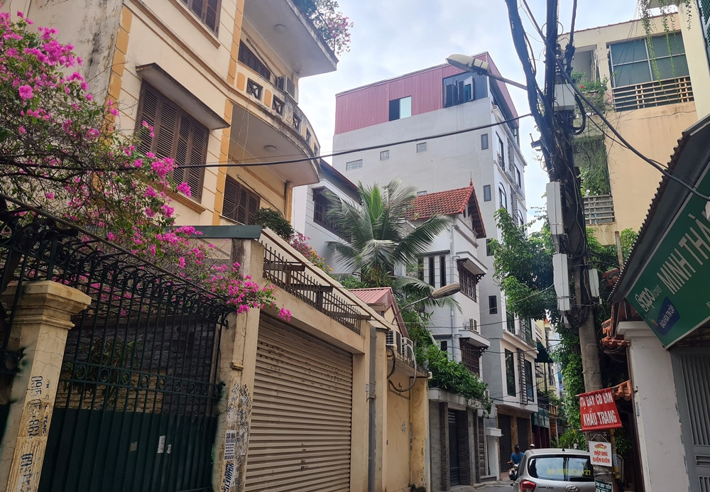 Rất dễ bắt gặp những ngôi nhà cơi nới, thêm tầng bằng cách lắp đặt khung thép mái tôn trên mái nằm sâu trong ngõ 175 Lạc Long Quân (phường Nghĩa Đô, quận Cầu giấy, TP Hà Nội).