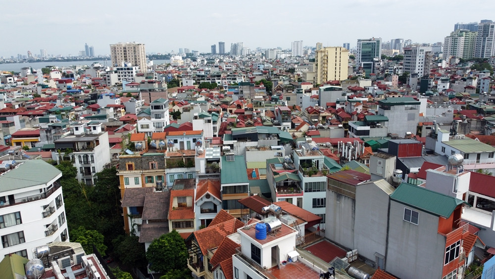 Điển hình, tại khu vực Lạc Long Quân thuộc địa bàn phường Nghĩa Đô (quận Cầu Giấy, TP Hà Nội) xuất hiện hàng loạt công trình, chung cư cao tầng cơi nới, thêm diện tích lợp mái tôn, có dấu hiệu vi phạm trật tự xây dựng, gây mất mỹ quan đô thị và tiềm ẩn nguy cơ cháy nổ.