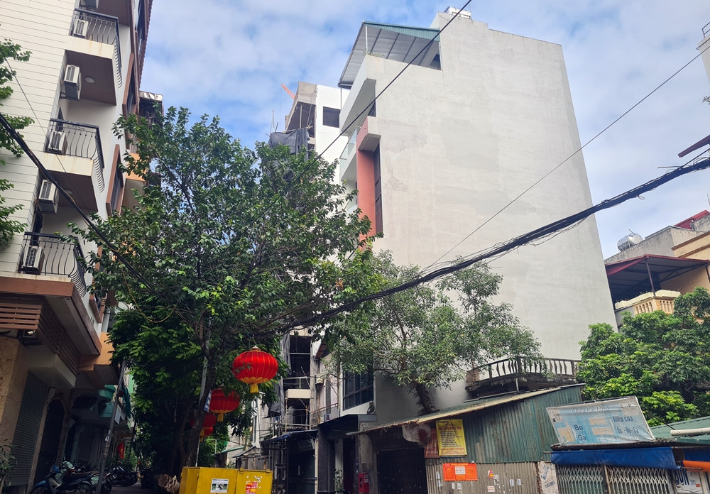 Một công trình khác nằm sâu trong ngách 32/46 ngõ 175 Lạc Long Quân cũng đang hoàn thiện lên tới 7 tầng. Ngày 6/10, PV Báo Tri thức và Cuộc sống đã gửi các thông tin phản ánh nhiều công trình cơi nới, thêm diện tích sử dụng có dấu hiệu vi phạm TTXD trên địa bàn phường Nghĩa Đô đến ông Chử Mạnh Hùng - Chủ tịch UBND phường, để vị này chỉ đạo kiểm tra, xử lý.