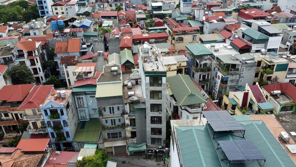 Công trình này có địa chỉ tại số 69 ngõ 175 Lạc Long Quân cao 7 tầng, trong đó phần lửng được chủ nhà “biến” thành tầng và đang gấp rút hoàn thiện.