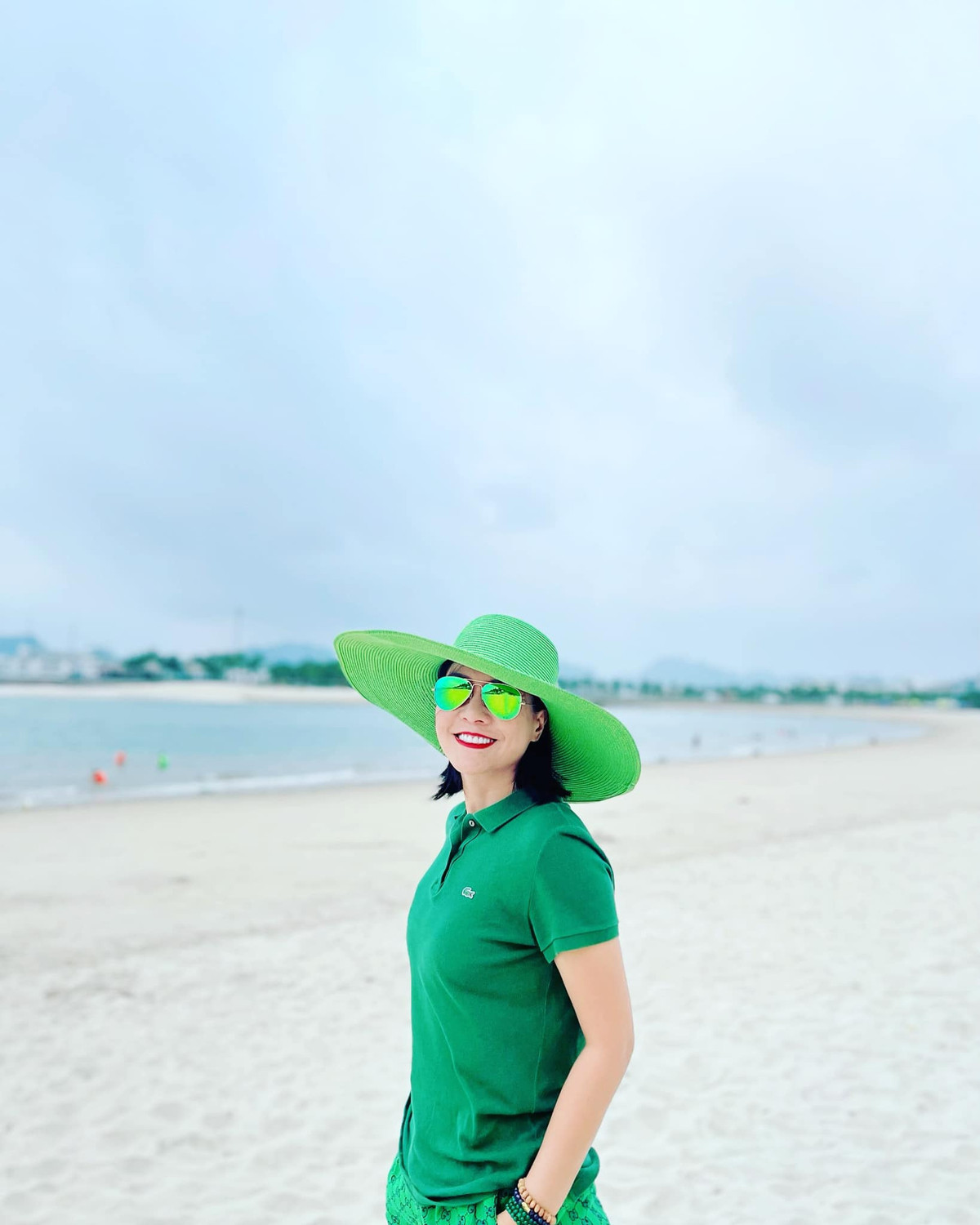 Là phụ nữ có nhan sắc lại ăn mặc hợp mốt, có gu nên Hoàng Xuân dù ở độ tuổi U50 vẫn rất trẻ trung.