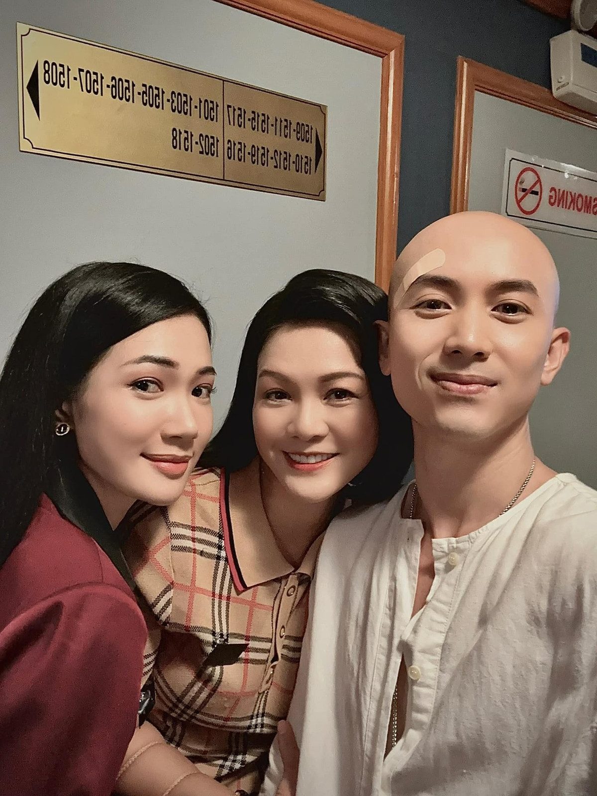 Hoàng Xuân chụp ảnh cùng hai diễn viên Hoàng Anh Vũ và Thanh Huế ở hậu trường.