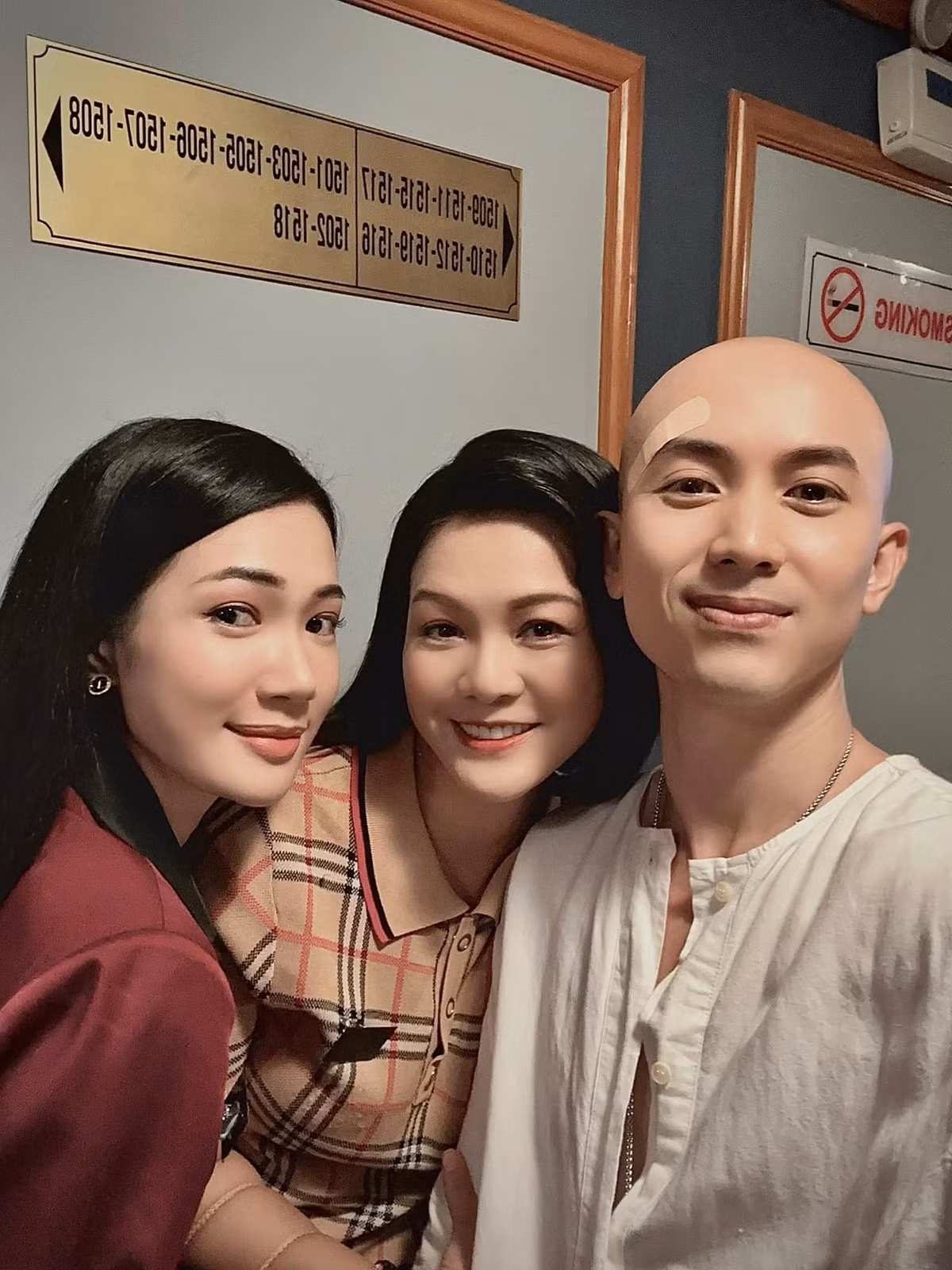 Hoàng Xuân chụp ảnh cùng hai diễn viên Hoàng Anh Vũ và Thanh Huế ở hậu trường.