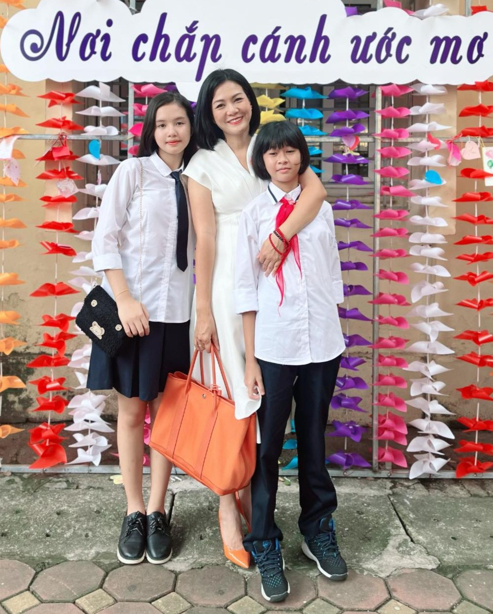 Hoàng Xuân và hai con gái. Trên trang cá nhân, nữ diễn viên thường xuyên chia sẻ hình ảnh và dành lời yêu thương cho các con.