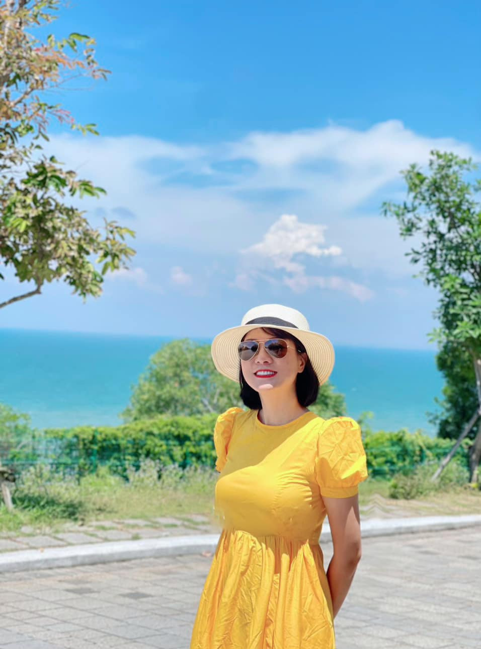 Nữ diễn viên đặc biệt yêu thích trang phục màu sắc, đặc biệt là những màu nổi nên luôn tỏa sáng ở mọi khung hình.