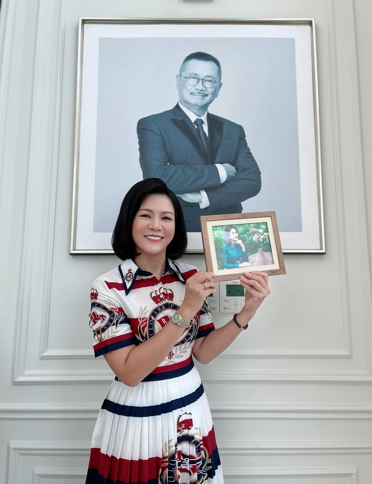 Hoàng Xuân chia sẻ ảnh hậu trường tại bối cảnh nhà bà Nga trong bộ váy quen thuộc đã từng xuất hiện trên