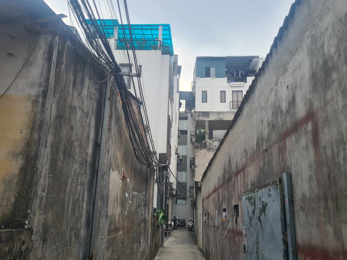 Lối vào các nhà cao tầng chỉ rộng hơn 1m. Một số người dân xung quanh tiết lộ, những căn nhà cao tầng ở khu vực này chủ yếu cho thuê phòng trọ.