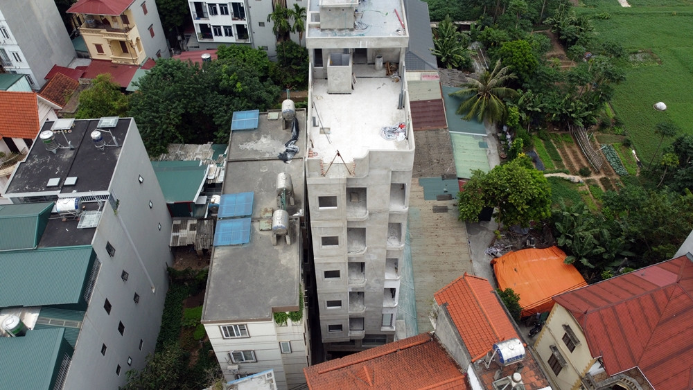 Ghi nhận của PV cho thấy, trên địa bàn phường Cổ Nhuế 1 (quận Bắc Từ Liêm, TP Hà Nội) xuất hiện hàng loạt công trình, chung cư cao tầng có dấu hiệu vi phạm trật tự xây dựng, nhưng lại nằm sâu trong các ngõ ngách, nơi mà xe cứu hỏa, xe cứu thương không thể tiếp cận trực tiếp.