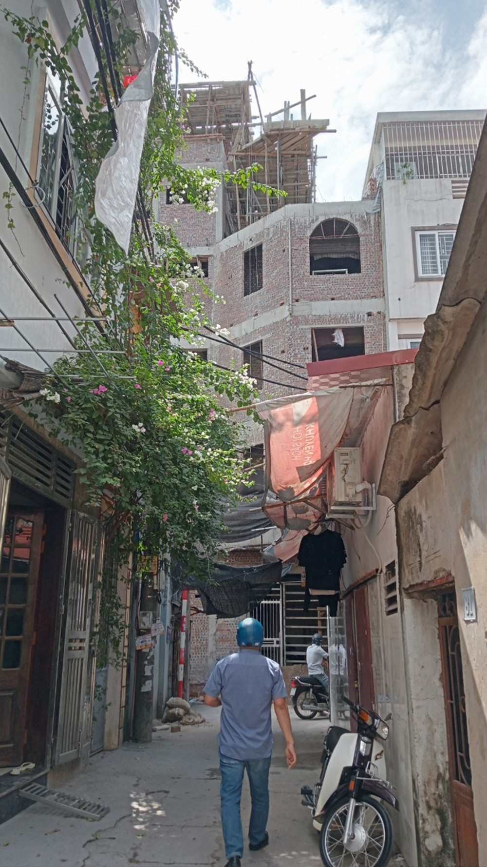 Cách đó không xa, cũng trong ngõ 488 Trần Cung một công trình khác cũng đang cấp tập xây dựng, có dấu hiệu vi phạm về mật độ, chiều cao.