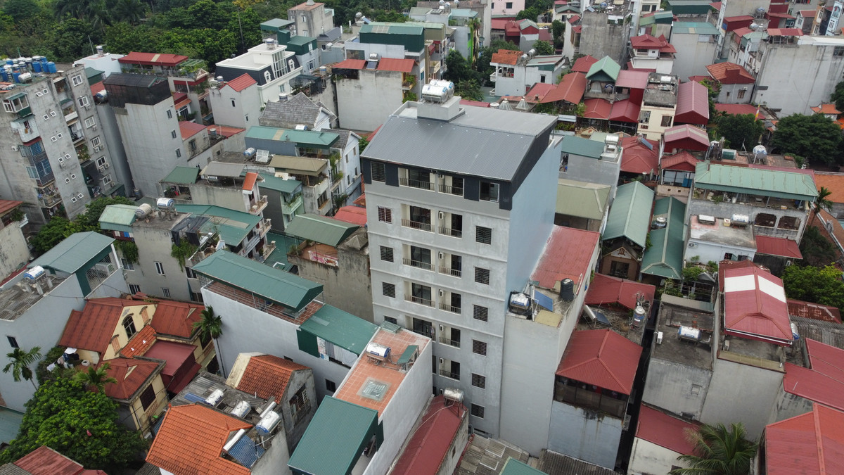 Tại khu vực ngõ 488 Trần Cung còn có nhiều căn nhà cao tầng khác cơi nới, thêm diện tích lợp mái tôn, có dấu hiệu vi phạm trật tự xây dựng, gây mất mỹ quan đô thị và tiềm ẩn nguy cơ cháy nổ.