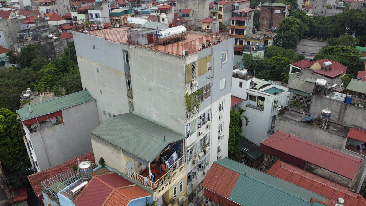 Một số căn nhà khác cao đến 7 tầng để cho thuê nhìn bề ngoài không khác lô cốt, rất khó thoát hiểm.