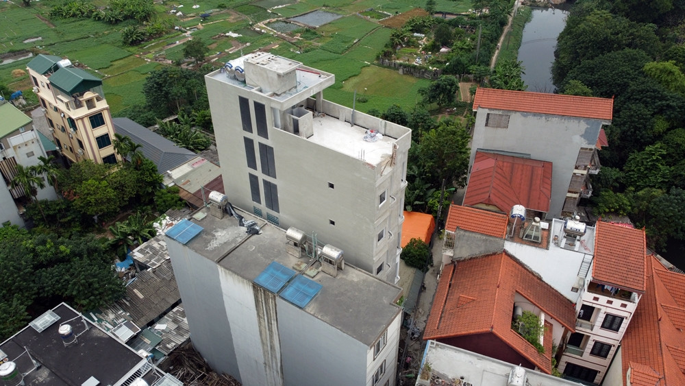 Nhìn từ trên cao, công trình nằm lọt thỏm trong ngõ 488 Trần Cung (phường Cổ Nhuế 1, quận Bắc Từ Liêm, TP Hà Nội) này đã xây tới 7 tầng, 1 tum.
