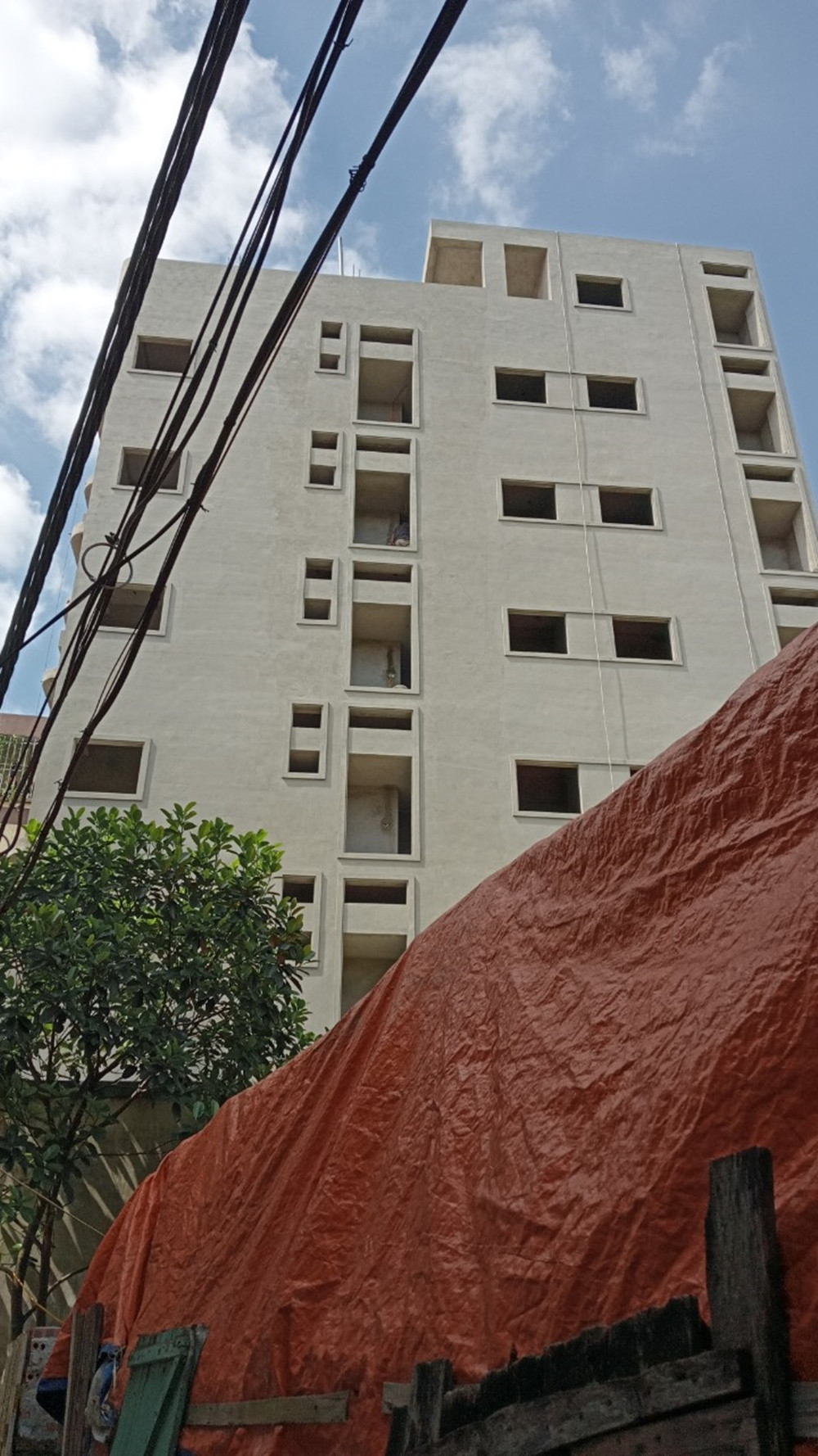 Công trình xây dựng cao nổi bật so với những căn nhà khác.