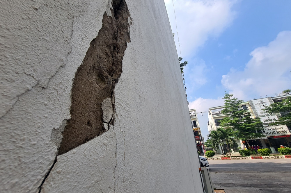 Mặc dù chưa có người ở, nhưng nhiều vị trí trên tường của một vài căn nhà đã xuất hiện những vết rạn nứt chạy dài, bong tróc.