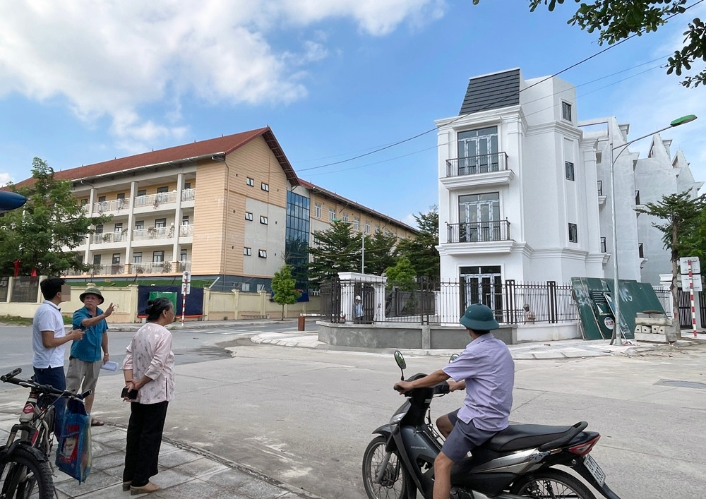 Người dân cho biết, họ đã có đơn phản ánh, kiến nghị gửi lên chính quyền sở tại về vấn đề bất cập của tường rào ngôi nhà số 1 khu liền kề A11 dự án HUD Sơn Tây. Nhưng đến nay, sự việc vẫn chưa được giải quyết dứt điểm.