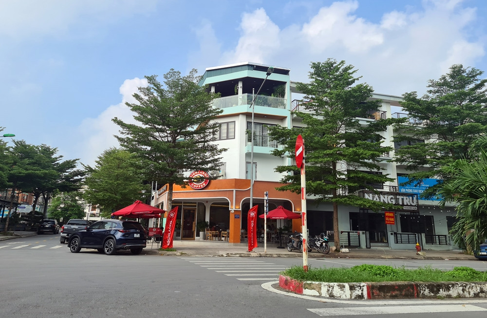 Những ngày đầu tháng 10/2023, ghi nhận của PV tại dự án HUD Sơn Tây cho thấy, một số căn nhà ở đây sử dụng để phục vụ hoạt động kinh doanh đã được cải tạo, khác biệt so với những căn khác.