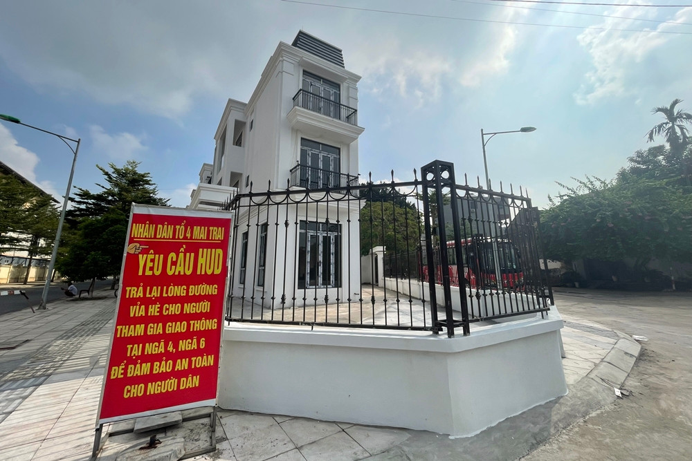 Người dân còn tỏ ra bức xúc, cho rằng thiết kế hạng mục tường rào ngôi nhà số 1 khu liền kề A11 của dự án HUD Sơn Tây bất cập, gây cản trở người đi đường, tiềm ẩn nguy cơ tai nạn giao thông.