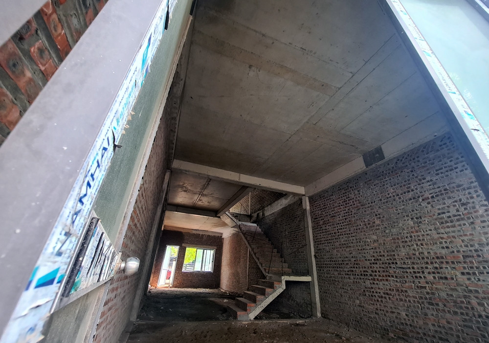 Một căn nhà ở dãy liền kề số 17 dự án HUD Sơn Tây xây xong phần thô, lắp cửa kính rồi bỏ đó.