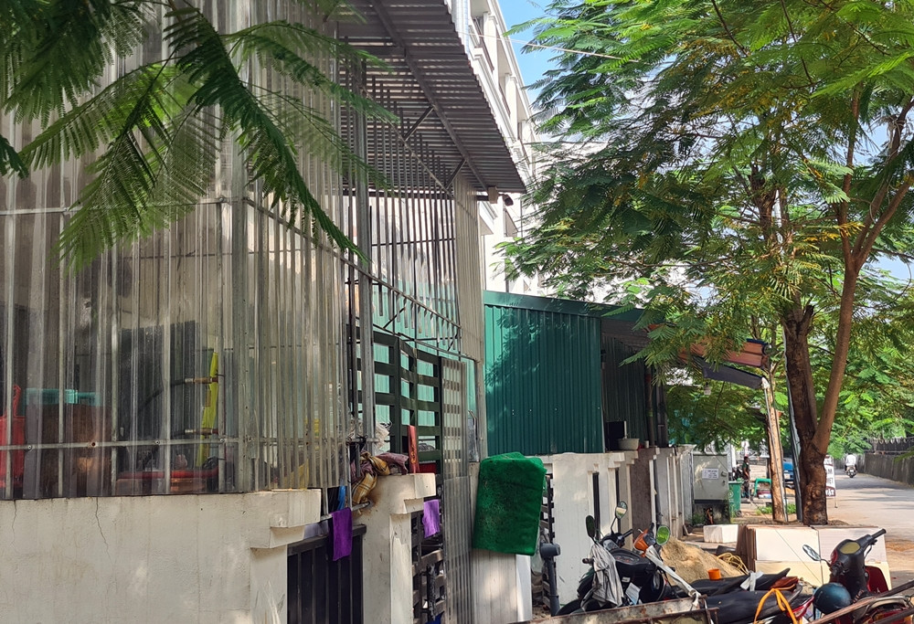 Tại dự án HUD Sơn Tây không khó để bắt gặp các căn nhà được quây “chuồng cọp”, mái tôn kín mít trông nhếch nhác, mất mỹ quan đô thị.