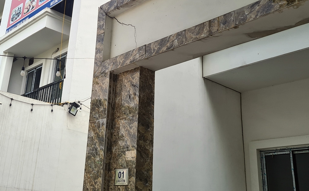 Vết nứt, khe hở trên tường rất rộng.