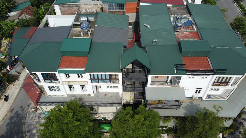 Mới đây, phản ánh đến Báo Tri thức và Cuộc sống, nhiều người dân ở tổ dân phố số 4 Mai Trai (phường Trung Hưng, thị xã Sơn Tây) cho biết, nhiều căn nhà liền kề tại dự án HUD Sơn Tây đang có dấu hiệu cơi nới, thêm diện tích lợp mái tôn, chuồng cọp, thi công hạng mục bất cập, có dấu hiệu vi phạm trật tự xây dựng.