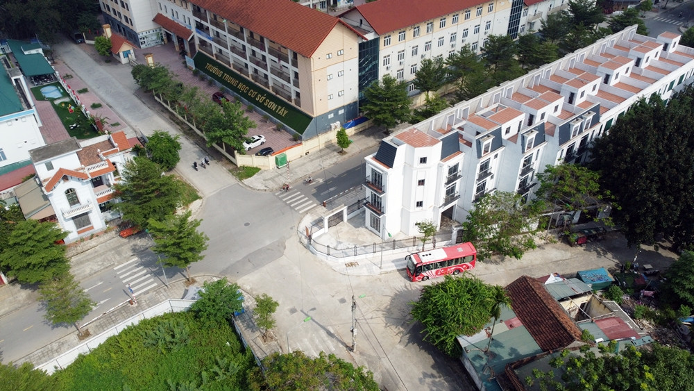 Nhìn từ trên cao, khu liền kề A11 dự án HUD Sơn Tây nằm ở nút giao thông đường dân sinh giao với đường dự án. Nút giao thông này còn nằm sát điểm Trường THCS Sơn Tây.