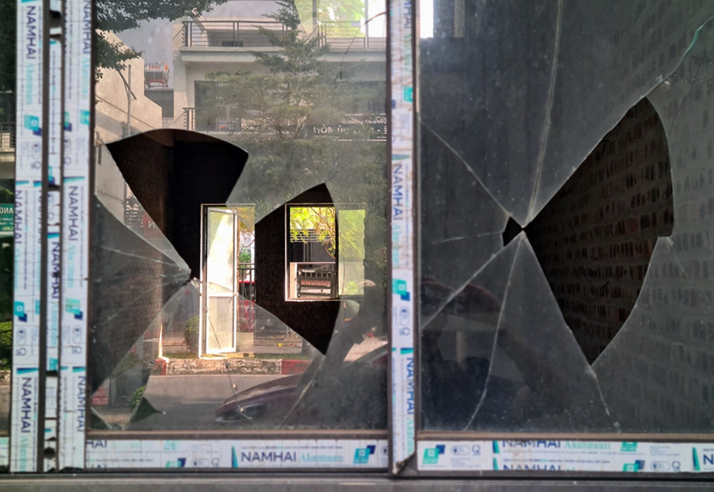 Một vài cánh cửa kính đã bị vỡ, nhưng chưa được thay thế và sửa chữa.